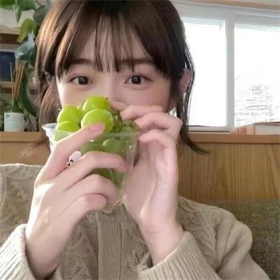 坐在酒吧里吃蛋糕
